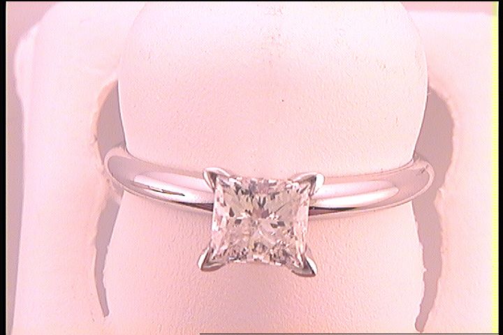 1 CT-(EXCE) DIAMOND PRIN SOLITARIE RING