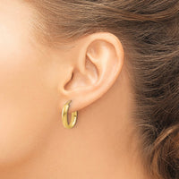 Load image into Gallery viewer, 14K Polished and Textured Oval Hoop Earrings

